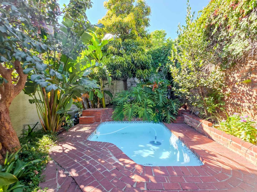 6 Bedroom Property for Sale in Green Point Western Cape